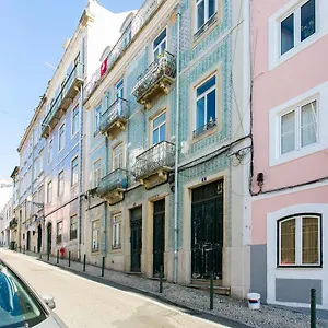 Apartment 2 Beautiful Upscale Flat Embracing Tejo!, Lisbon
